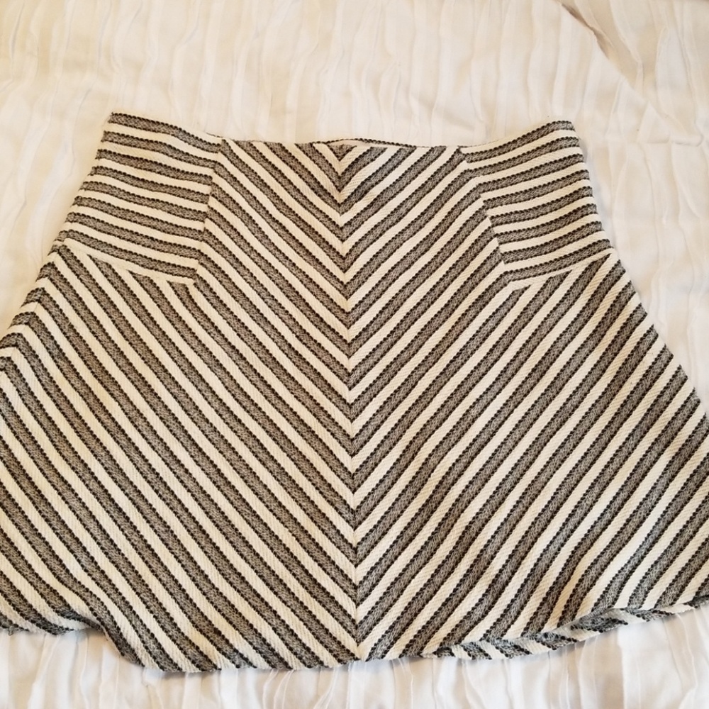 *Flash* NWT LOFT Grey and Winter White Chevron